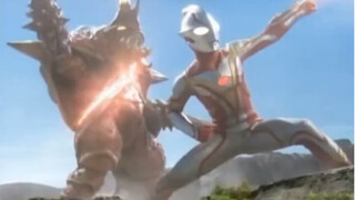 Benar saja, Ultraman dengan lightsaber sangat tampan!