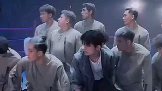 Kapten tari jalanan Yi Yangqianxi memamerkan penampilan langsungnya