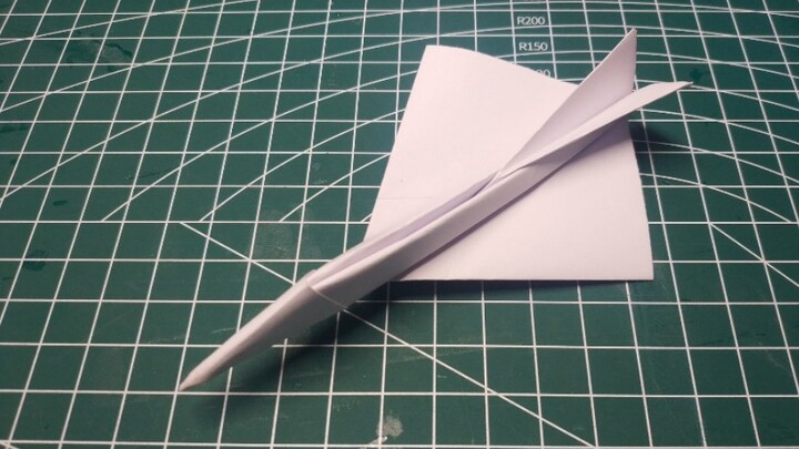 Floating simulator Cormorant, a simulated paper airplane capable of maneuvering