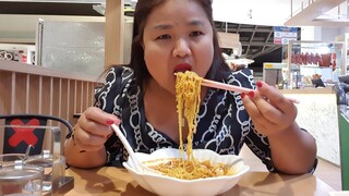 กินเตี๋ยวต้มยำในสนามบินรอขึ้นเครื่องไปหาคนที่เรารัก Eat Spicy Noodles Soup