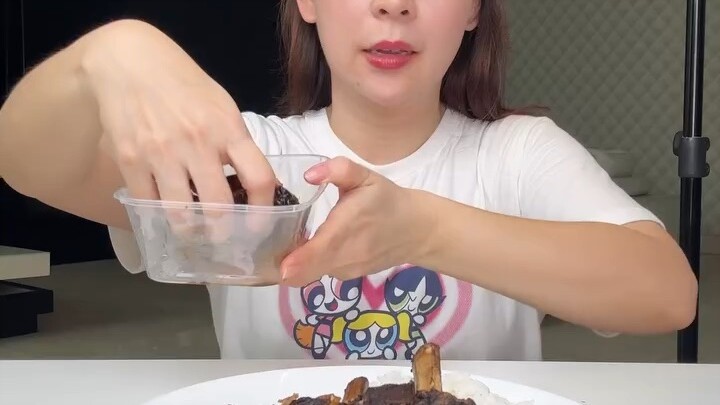 Siapa yang makan mustibada kriuk kriuk nya..  sama kayak aku
