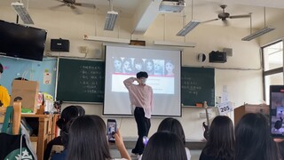 "Sebelas" Seorang siswa laki-laki menari sebelas di kelas!! Teman-teman sekelasnya dengan antusias m