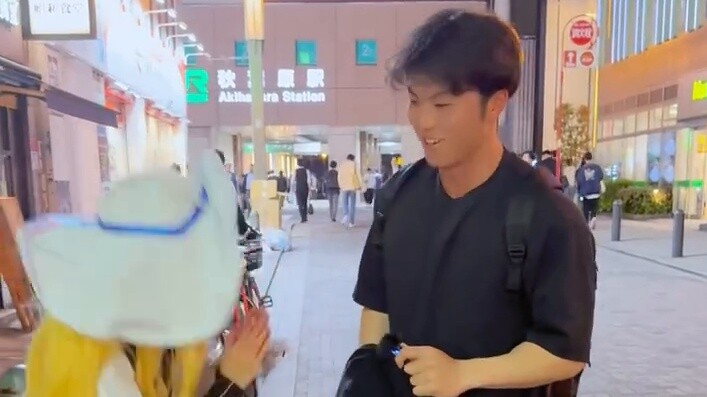 I forced Japanese people to listen to me sing "One Piece" in Akihabara... but it was too social