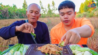 ซุปหน่อไม้ส้มใส่ปลาดุกใส่ง่าคั่ว ข้าวเหนียวร้อนๆแซ่บคักๆ