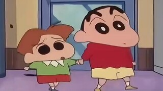 两个小鼻嘎在街上找妈妈，太可爱了