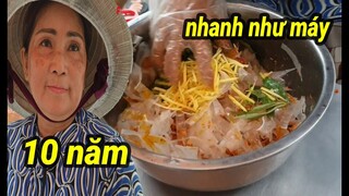 Bất ngờ tài trộn bánh tráng "nhanh như chớp" của cô bán hơn 10 năm ở Sài Gòn