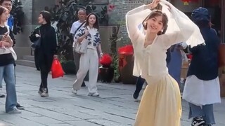 Tôi cũng không muốn rung động nhưng cô ấy lại nhảy theo tôi.