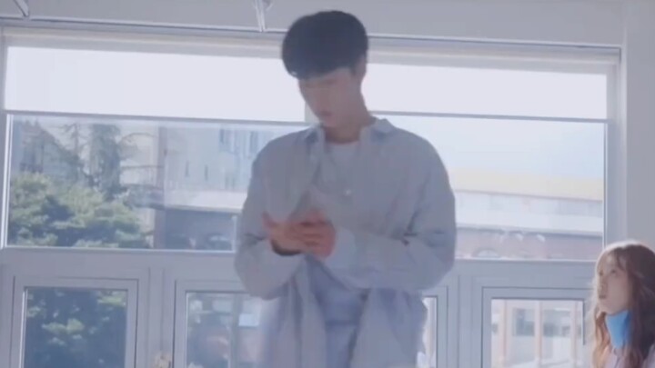 #Korean drama What kind of love brain is this male lead! He is obviously a creditor but he works har