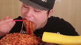 Fried noodles and pickled radish eating sound~! [MR]