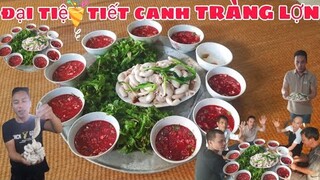 lê toàn cùng anh em thưởng thức tiết canh,tràng lợn quá hấp dẫn.