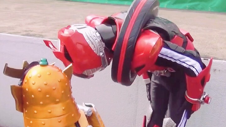 Đàn em của Kamen Rider chào đàn con của tiền bối một cách hoàn hảo