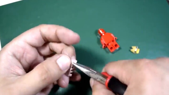 Cách dùng lon để khoác lên mình bộ đồ Người Sắt cho LEGO? Hướng dẫn siêu chi tiết!