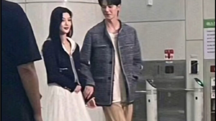 พวกคุณสองคนเป็นอะไรกันจริงๆเหรอ? - - คู่รักจริง ๆ อยู่ด้วยกันแล้วเป็นไงบ้าง? - - เดทกับปีศาจ