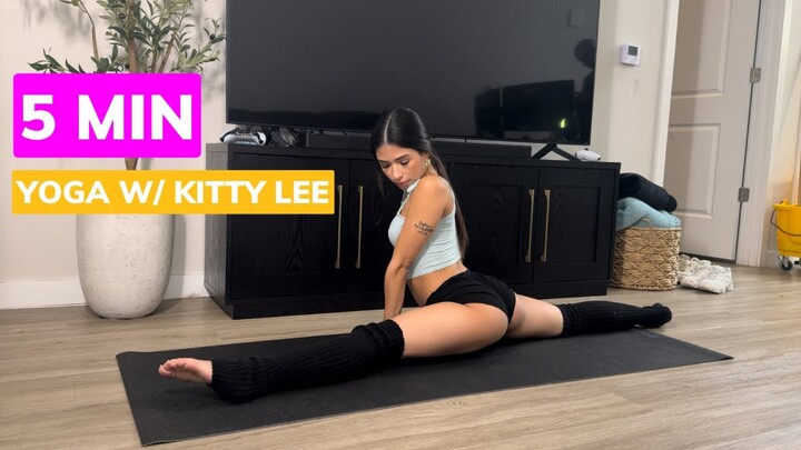 Stretching into splits 😘 *Sexy Yoga! (4K!!) #stretching #split #flexibility