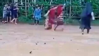 makhluk terkuat di bumi lagi main bola