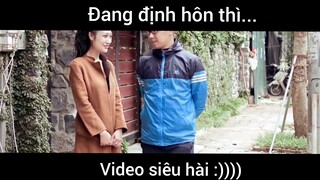 Đang định hôn thì...