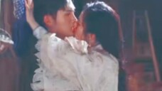 Wow, a tongue kiss! The lip-biting kiss scene is so sexy! Wall-dong, kissing, hugging the waist and 