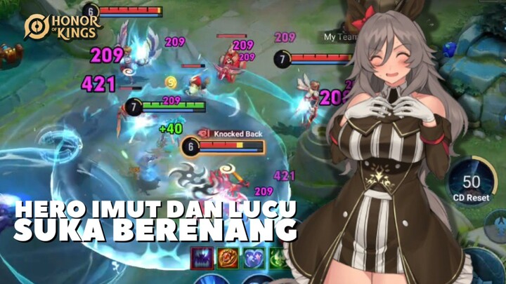 Hero imut ini suka berenang