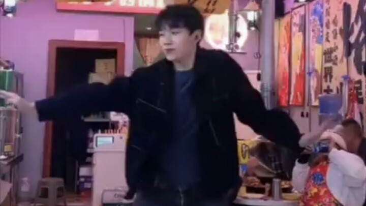 The King of Dance has arrived! Video of Xiao Ming's hotpot restaurant, the creator of Subject 3.