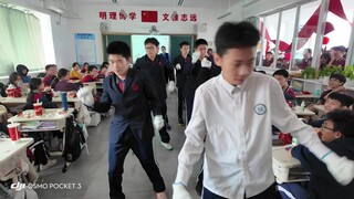 眼里充满了对迈巴赫的渴望