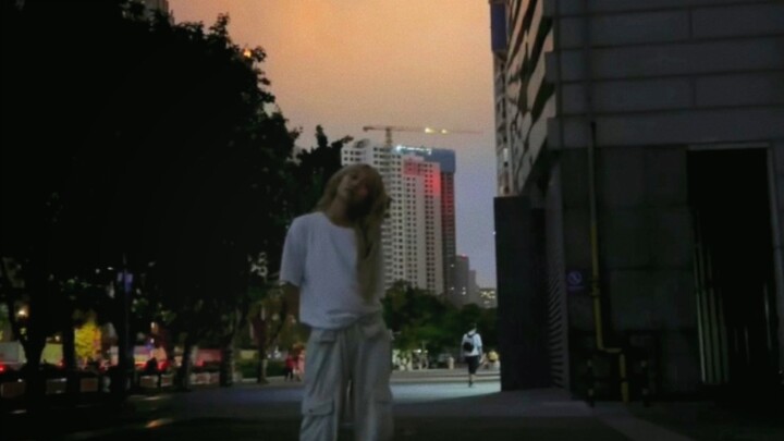 Seperti menari di ujung dunia, 0×1 meng-cover chorus "Say you love me until the end of the world"