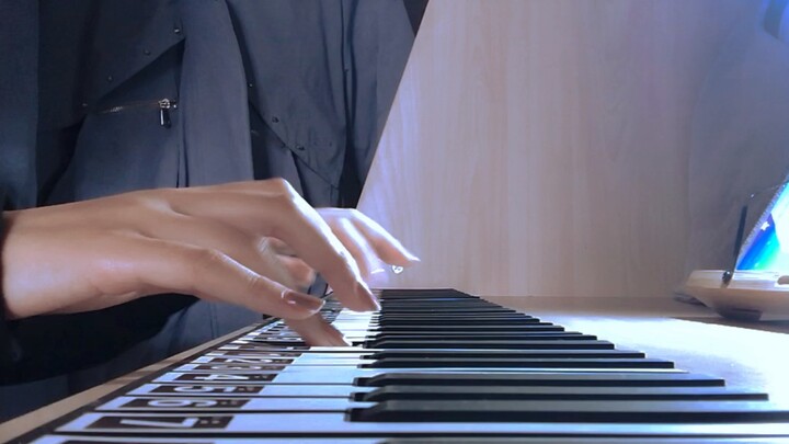 The wind blows hand-rolled piano