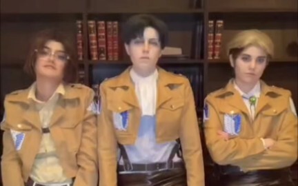 #Giant cosplayer# Levi is taller than Hanji and Erwin