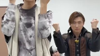 Lakia (Shoji Kohei) dan Nielub (Takizawa Ryo) menarikan tarian ED dari Brilliant One, dan Sita (Kawa