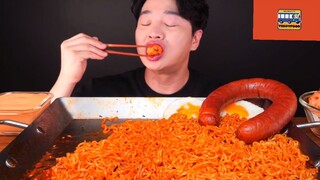 Mukbang mì với xúc xích siêu to phần 2 #anngon