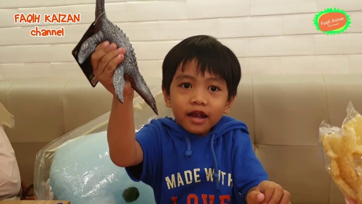 faqih beli mainan monster laut dan aquabeads