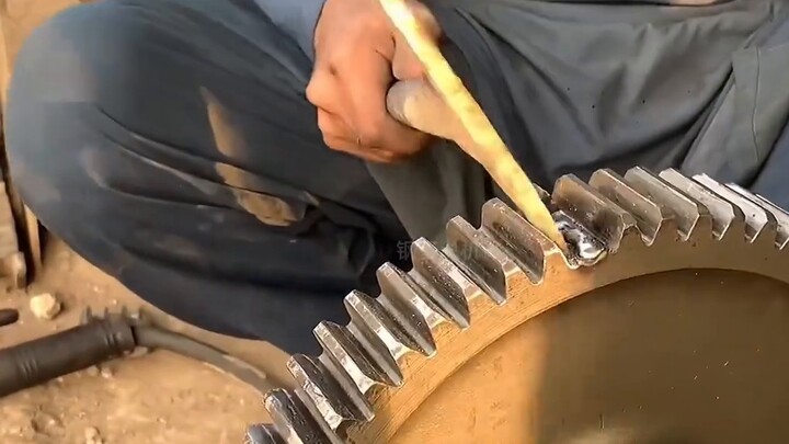 The Pakistani spectacled man repaired the entire process of truck gearbox gears, and the repair was 