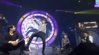 【BTS】Impromptu Choreo. All The Members Are Spoiling V