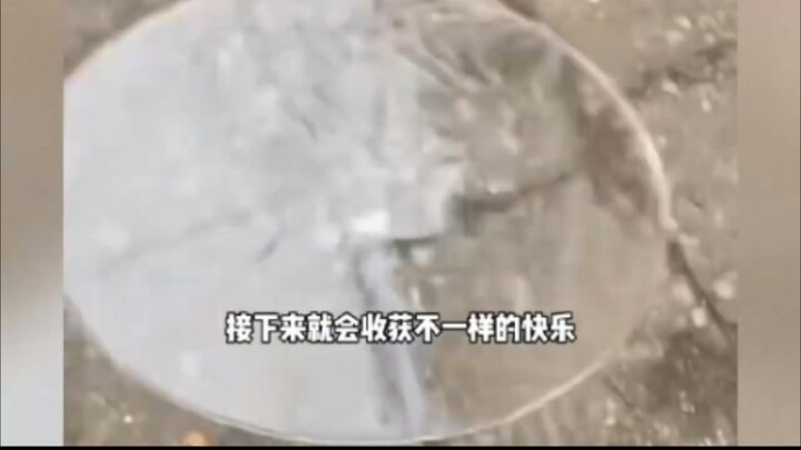 冰块掷于地上碎裂的一瞬间