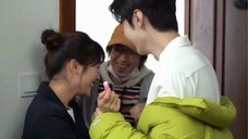 Behind the scenes of Chen Zheyuan and Shen Yue applying lip balm, Chen Zheyuan is so good at it!