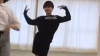 niki小时候跳《7 rings》跳的太好了。。。