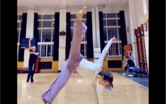 Technique of supporting the ground with one hand | Technique for dancers