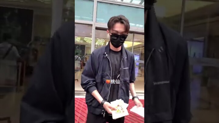 XuKai fancam when he arrived Yunnan for filming Lost in Kunlun Mountain