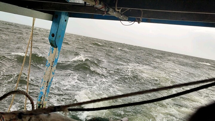 saat kapal kecil di hantam badai