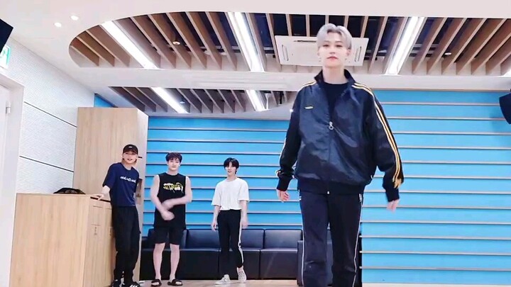 【Stray Kids】Li Feili passionately launched a cover of Tiao Mengmeng's "Ridin'", another victory for 