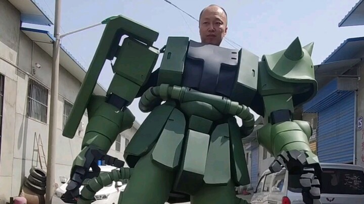 I heard that you want to see through Zaku’s real man, he is here, he is coming with long strides (pl