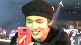 [BTS] Taehyung mengambil ponsel Army dan mengambil selfie 