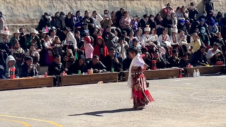 Lamao yang berusia 8 tahun menari tarian Tibet, menari dengan bayangannya sendiri, hanya bahagia unt