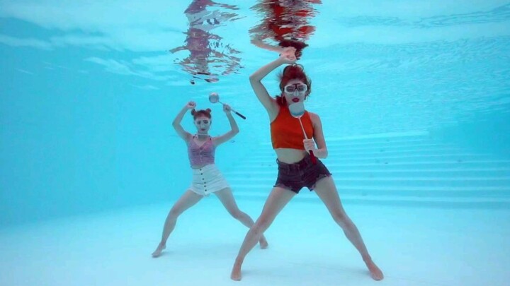 Girl group SISTAR "Shake it" melompat ke bawah air.