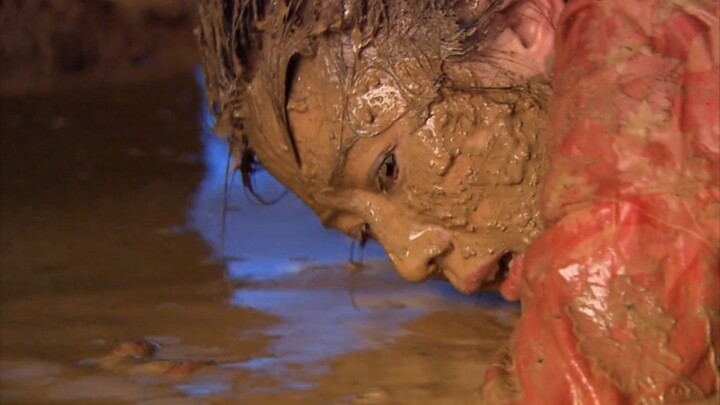 This is what we call professionalism! He fell directly into the mud pit, and his eyelashes were cove