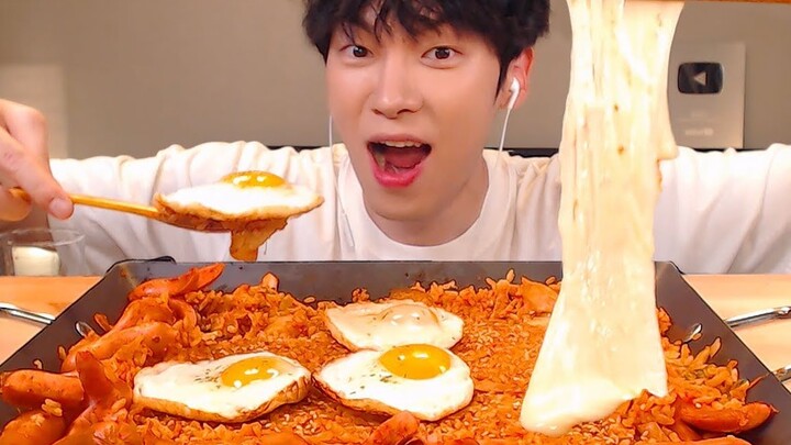 SIO ทำคลิปกินข้าวผัดกิมจิไข่ดาวใส่ชีส