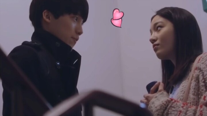 [Indecent kiss scene] It's really exciting and sweet in the corridor.