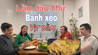 Lần đầu ăn bánh xèo thịt vịt, ba cha con ăn sạch đĩa | Ẩm thực Việt Nam | Cuộc sống ở Đức