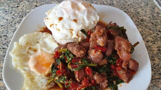 ผัดกระเพราเครื่องในไก่ไข่ดาวเผ็ดๆ(ใส่พริกเป็นกำ) Stir Fried Chicken Organs with Basil Ieave