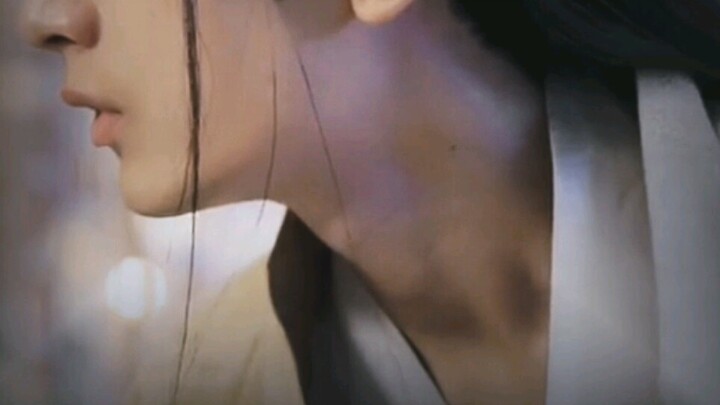 "You Just Want His Body" Slender neck and clavicle faintly visible through clothes [Cheng Yi]