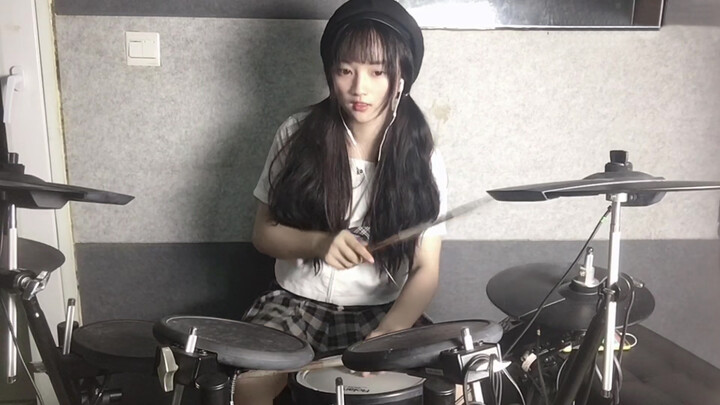 "Butterfly" was covered by a woman with drum set